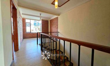 EN VENTA - AMPLIA CASA CON 3 DORMITORIOS MAS PATIO POSTERIOR Y 
ZONA BBQ Y ESTUDIO