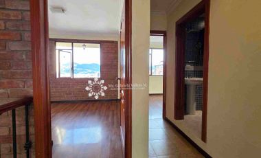 EN VENTA - AMPLIA CASA CON 3 DORMITORIOS MAS PATIO POSTERIOR Y 
ZONA BBQ Y ESTUDIO