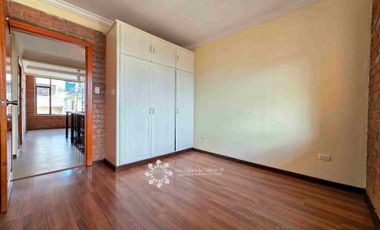 EN VENTA - AMPLIA CASA CON 3 DORMITORIOS MAS PATIO POSTERIOR Y 
ZONA BBQ Y ESTUDIO