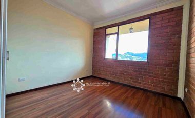 EN VENTA - AMPLIA CASA CON 3 DORMITORIOS MAS PATIO POSTERIOR Y 
ZONA BBQ Y ESTUDIO