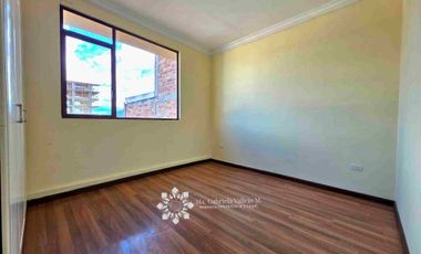 EN VENTA - AMPLIA CASA CON 3 DORMITORIOS MAS PATIO POSTERIOR Y 
ZONA BBQ Y ESTUDIO