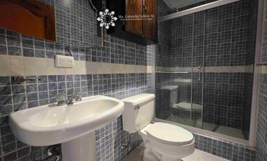 EN VENTA - AMPLIA CASA CON 3 DORMITORIOS MAS PATIO POSTERIOR Y 
ZONA BBQ Y ESTUDIO