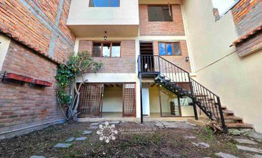 EN VENTA - AMPLIA CASA CON 3 DORMITORIOS MAS PATIO POSTERIOR Y 
ZONA BBQ Y ESTUDIO