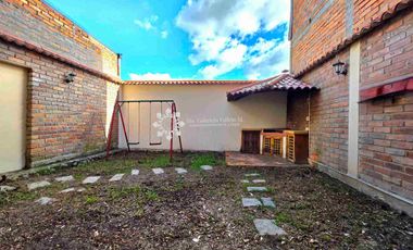 EN VENTA - AMPLIA CASA CON 3 DORMITORIOS MAS PATIO POSTERIOR Y 
ZONA BBQ Y ESTUDIO