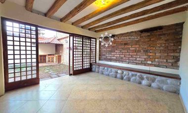 EN VENTA - AMPLIA CASA CON 3 DORMITORIOS MAS PATIO POSTERIOR Y 
ZONA BBQ Y ESTUDIO