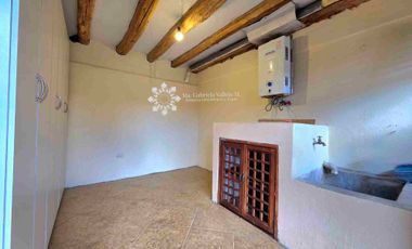 EN VENTA - AMPLIA CASA CON 3 DORMITORIOS MAS PATIO POSTERIOR Y 
ZONA BBQ Y ESTUDIO