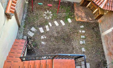 EN VENTA - AMPLIA CASA CON 3 DORMITORIOS MAS PATIO POSTERIOR Y 
ZONA BBQ Y ESTUDIO