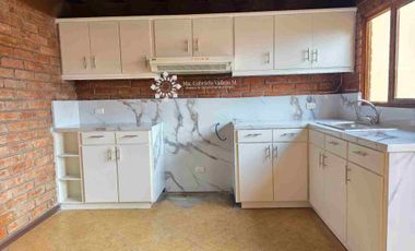 EN VENTA - AMPLIA CASA CON 3 DORMITORIOS MAS PATIO POSTERIOR Y 
ZONA BBQ Y ESTUDIO