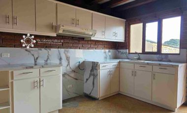 EN VENTA - AMPLIA CASA CON 3 DORMITORIOS MAS PATIO POSTERIOR Y 
ZONA BBQ Y ESTUDIO