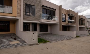 Condominio exclusivo Luz de Challuabamba – 4 casas modernas desde $169.000