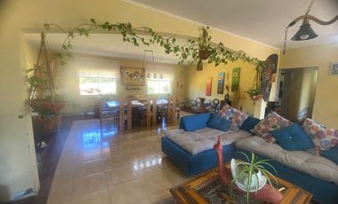 Linda Gran parcela 5000 m2, 298 construídos, 7 D, 5 b. Gran living comedor y cocina- Chimenea y bosca