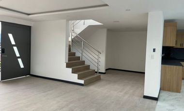 𝐂𝐚𝐬𝐚 𝐞𝐧 𝐕𝐞𝐧𝐭𝐚 𝐚 𝐩𝐨𝐜𝐨𝐬 𝐦𝐢𝐧𝐮𝐭𝐨𝐬 𝐝𝐞𝐥 𝐍𝐮𝐞𝐯𝐨 𝐌𝐞𝐫𝐜𝐚𝐝𝐨 𝐞𝐧 𝐀𝐳𝐨𝐠𝐮𝐞𝐬