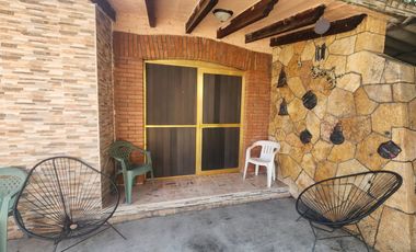 Hermosa Casa El Jardín Tonatico, Dos Niveles, en Esquina, Zona Centro y Cuenta con un Amplio Jardín