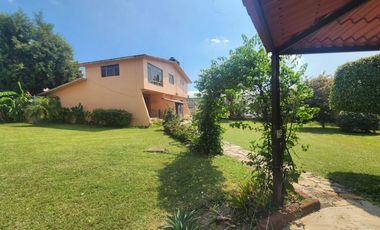 Hermosa Casa El Jardín Tonatico, Dos Niveles, en Esquina, Zona Centro y Cuenta con un Amplio Jardín