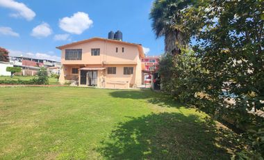 Hermosa Casa El Jardín Tonatico, Dos Niveles, en Esquina, Zona Centro y Cuenta con un Amplio Jardín