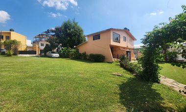 Hermosa Casa El Jardín Tonatico, Dos Niveles, en Esquina, Zona Centro y Cuenta con un Amplio Jardín