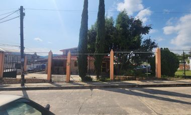 Hermosa Casa El Jardín Tonatico, Dos Niveles, en Esquina, Zona Centro y Cuenta con un Amplio Jardín