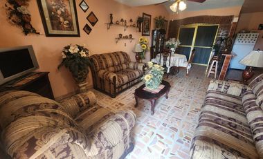 Hermosa Casa El Jardín Tonatico, Dos Niveles, en Esquina, Zona Centro y Cuenta con un Amplio Jardín