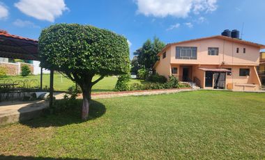 Hermosa Casa El Jardín Tonatico, Dos Niveles, en Esquina, Zona Centro y Cuenta con un Amplio Jardín