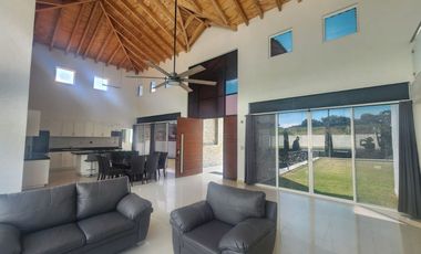 Hermosa Casa San Diego 3 y 4: Elegancia y Comodidad en el Corazón del Fraccionamiento.