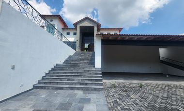 Hermosa Casa San Diego 3 y 4: Elegancia y Comodidad en el Corazón del Fraccionamiento.