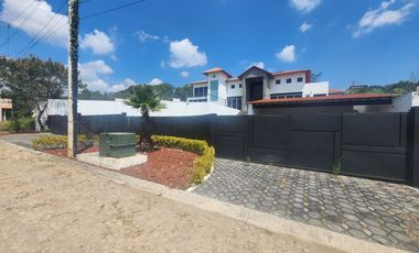 Hermosa Casa San Diego 3 y 4: Elegancia y Comodidad en el Corazón del Fraccionamiento.