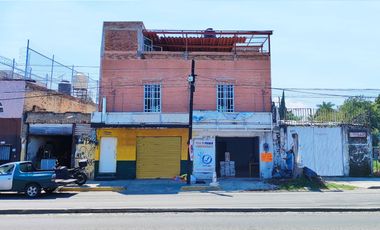 Edificio de tres pisos en venta con dos locales comerciales y un departamento en lateral Juan Gil Preciado Nuevo México Zapopan
