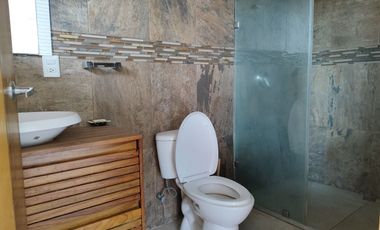 Edificio de tres pisos en venta con dos locales comerciales y un departamento en lateral Juan Gil Preciado Nuevo México Zapopan