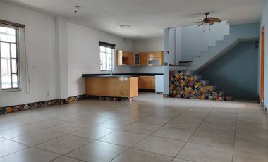Edificio de tres pisos en venta con dos locales comerciales y un departamento en lateral Juan Gil Preciado Nuevo México Zapopan
