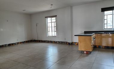 Edificio de tres pisos en venta con dos locales comerciales y un departamento en lateral Juan Gil Preciado Nuevo México Zapopan