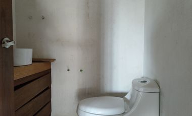 Edificio de tres pisos en venta con dos locales comerciales y un departamento en lateral Juan Gil Preciado Nuevo México Zapopan