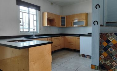 Edificio de tres pisos en venta con dos locales comerciales y un departamento en lateral Juan Gil Preciado Nuevo México Zapopan