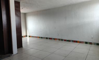 Edificio de tres pisos en venta con dos locales comerciales y un departamento en lateral Juan Gil Preciado Nuevo México Zapopan