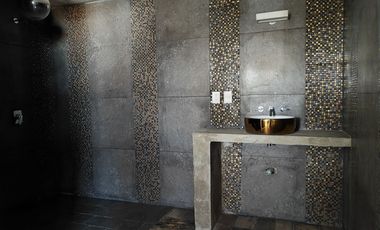 Edificio de tres pisos en venta con dos locales comerciales y un departamento en lateral Juan Gil Preciado Nuevo México Zapopan