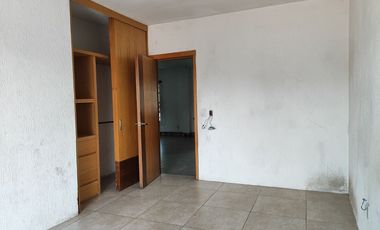 Edificio de tres pisos en venta con dos locales comerciales y un departamento en lateral Juan Gil Preciado Nuevo México Zapopan