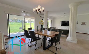 Casa con vista al campo de golf y terraza con jacuzzi