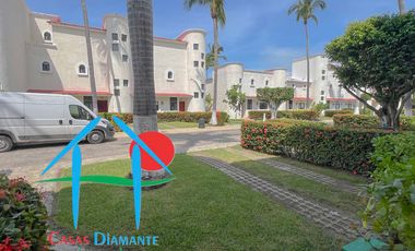 Casa con vista al campo de golf y terraza con jacuzzi