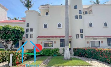 Casa con vista al campo de golf y terraza con jacuzzi