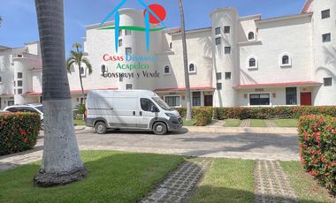 Casa con vista al campo de golf y terraza con jacuzzi