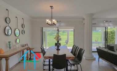 Casa con vista al campo de golf y terraza con jacuzzi