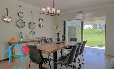 Casa con vista al campo de golf y terraza con jacuzzi