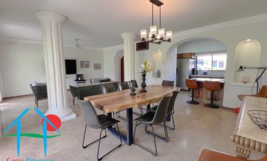 Casa con vista al campo de golf y terraza con jacuzzi