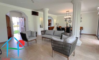 Casa con vista al campo de golf y terraza con jacuzzi