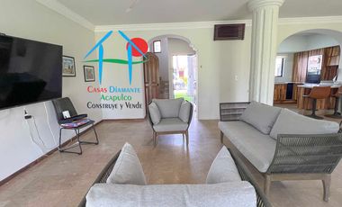 Casa con vista al campo de golf y terraza con jacuzzi