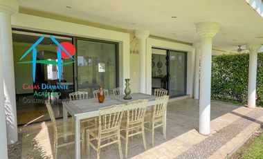 Casa con vista al campo de golf y terraza con jacuzzi