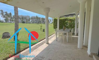 Casa con vista al campo de golf y terraza con jacuzzi