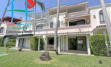 Casa con vista al campo de golf y terraza con jacuzzi