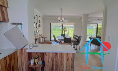 Casa con vista al campo de golf y terraza con jacuzzi