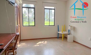 Casa con vista al campo de golf y terraza con jacuzzi