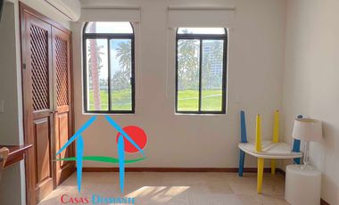 Casa con vista al campo de golf y terraza con jacuzzi